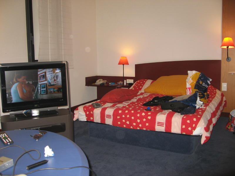 suitehotel calais 100 Euro ohne Frühstück für Raucher, bemerken Sie den Unterschied des französischen Fernsehers fürs Raucher und das design des englischen Fernsehers für Raucher Im Bild das große Doppelbett mit harter Matratze
